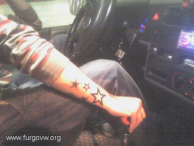 Chica con tatuajes de estrellas, Su tattoo más característico son las