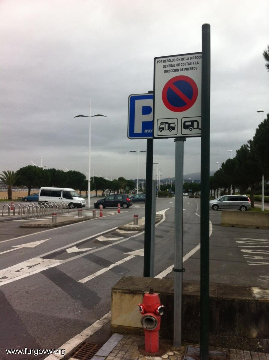 Señales en la parking de la playa de Hondarribia. (furgovw.org)