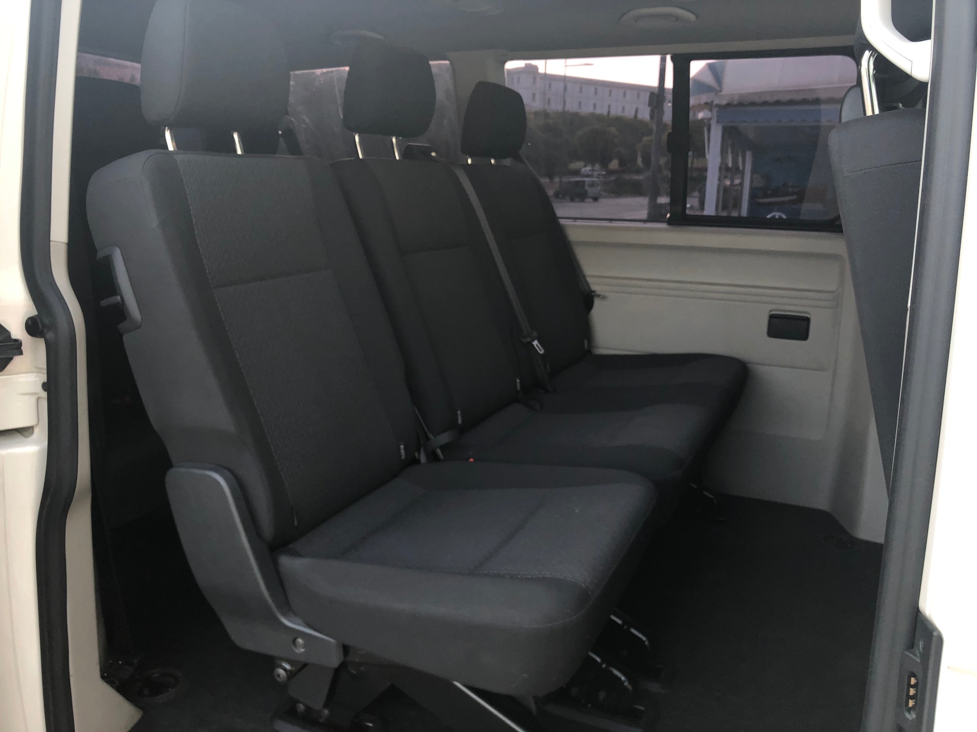 Vendo asientos filas traseras VW Caravelle T6 tela Kutamo y asiento copiloto Vendo asientos filas traseras VW Caravelle T6 tela Kutamo y asiento copiloto
