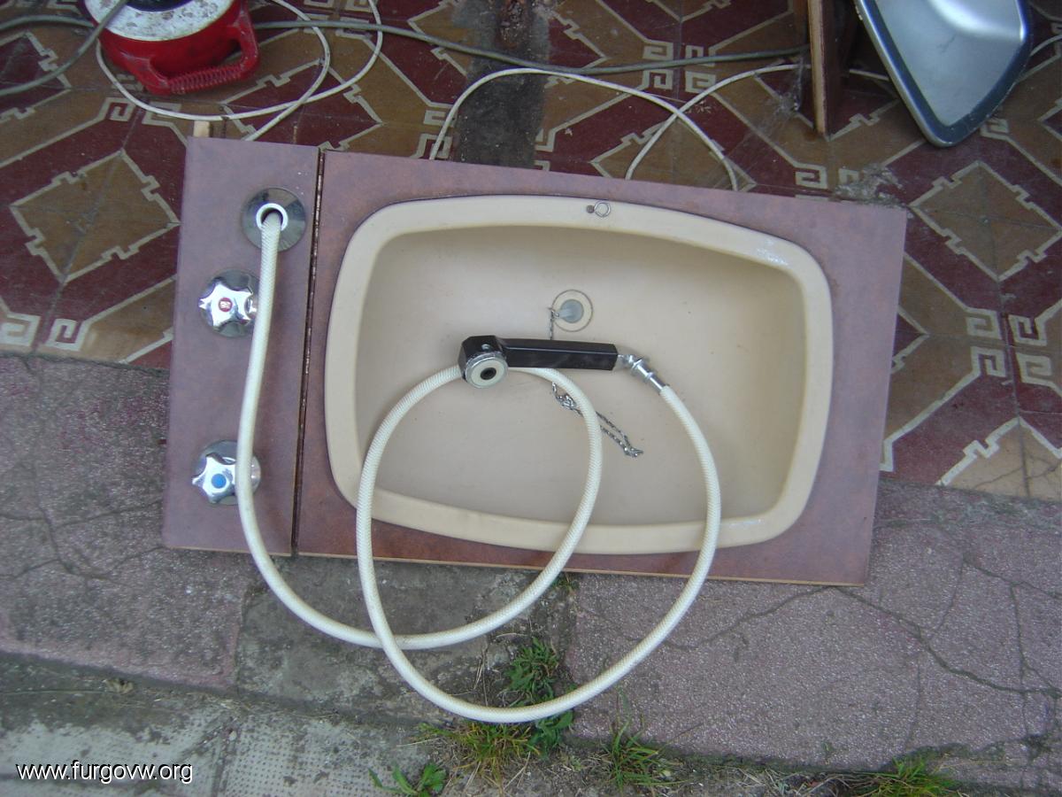 Piezas varias (lavabos, depositos, jaulas, puertas de madera)